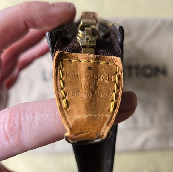 LOUIS VUITTON Monogram Bucket Pouch - Picture 3 of 8